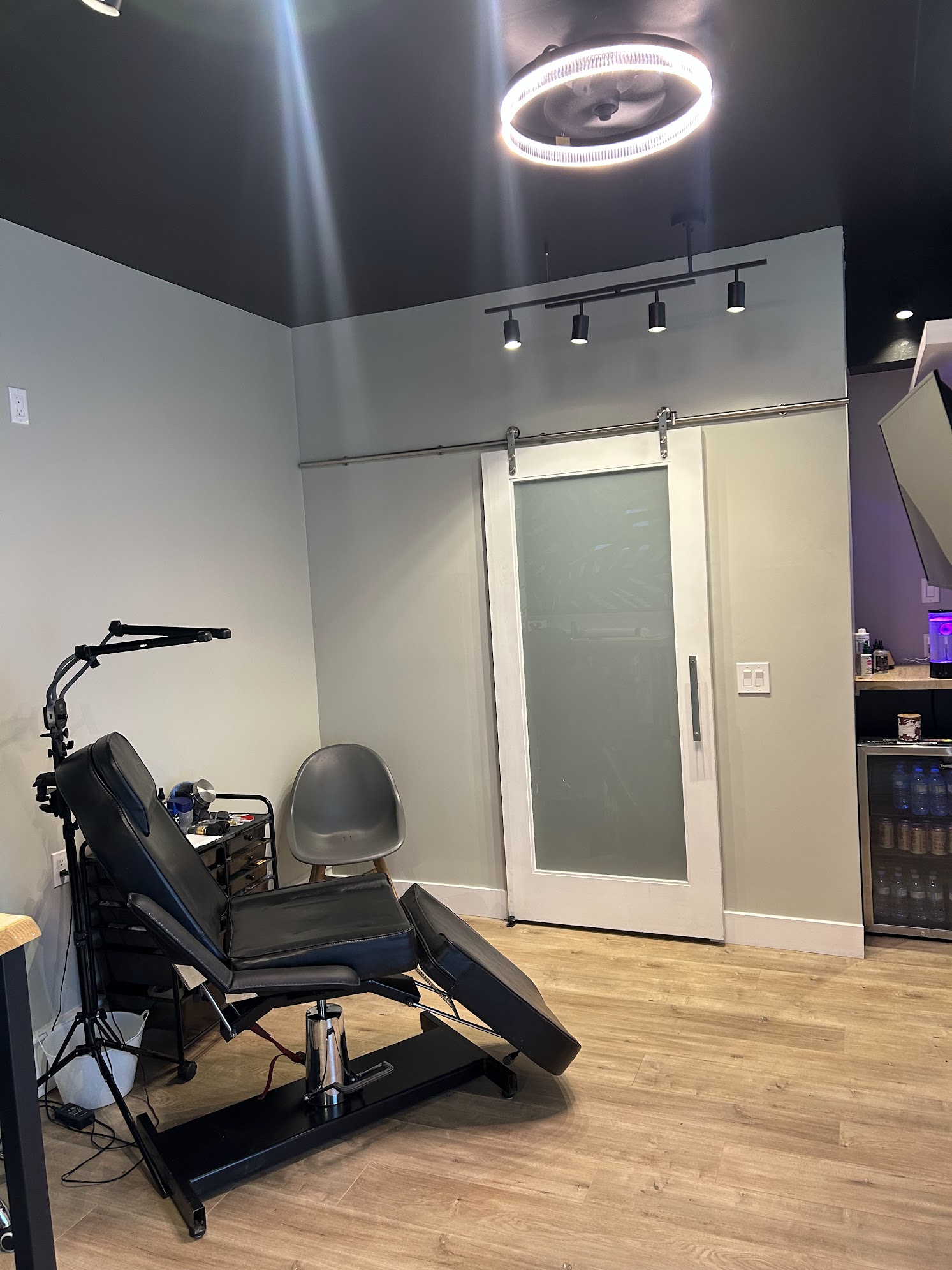 Tattoo station with adjustable chair and ring light