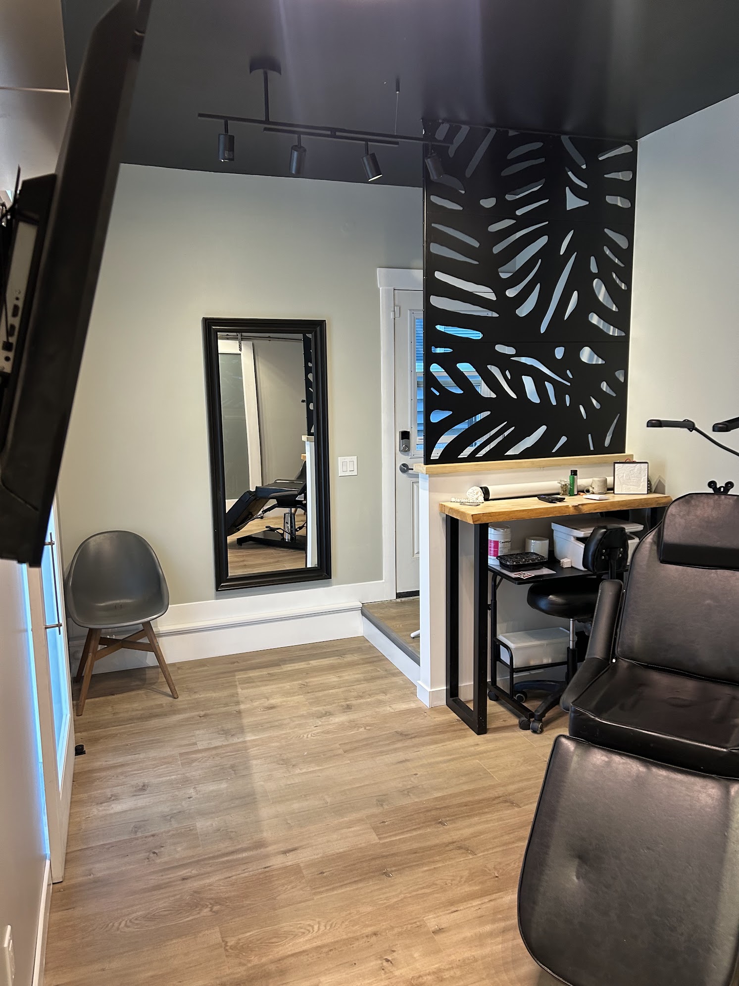 Studio seating nook with mirror and decorative panel